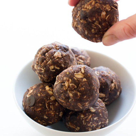 easy-chocolate-peanut-butter-protein-bites