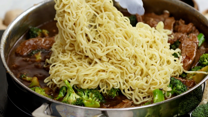 tossing ramen noodles in sauce