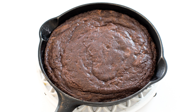skillet with skillet brownies ready to serve