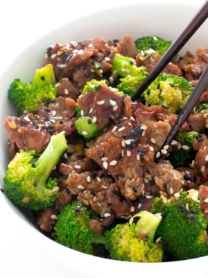 beef and broccoli recipe with chopsticks
