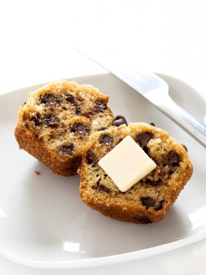 How To Make Chocolate Chip Muffins | chefsavvy.com