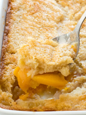 How To Make Peach Cobbler | chefsavvy.com