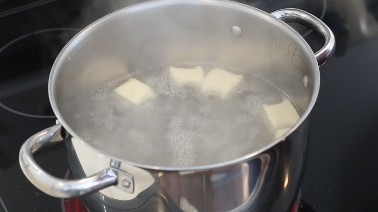boiling pretzel bites in baking soda water