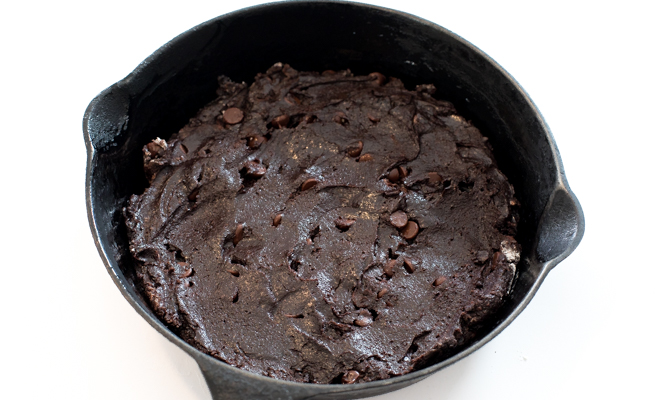 https://chefsavvy.com/wp-content/uploads/brownie-batter-in-cast-iron-skillet.jpg