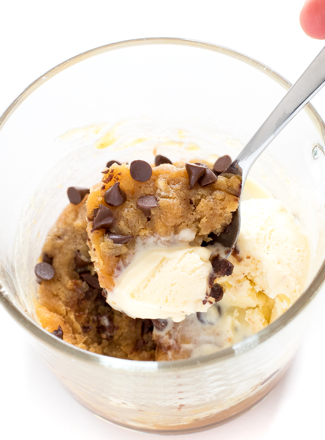 Peanut Butter and Chocolate Chip Mug Cookie | chefsavvy.com