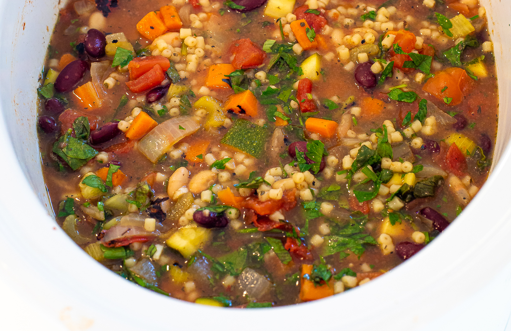 https://chefsavvy.com/wp-content/uploads/crockpot-vegetable-minestrone-soup-1.jpg