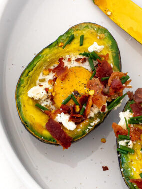 cropped-baked-eggs-in-avocado-on-plate.jpg