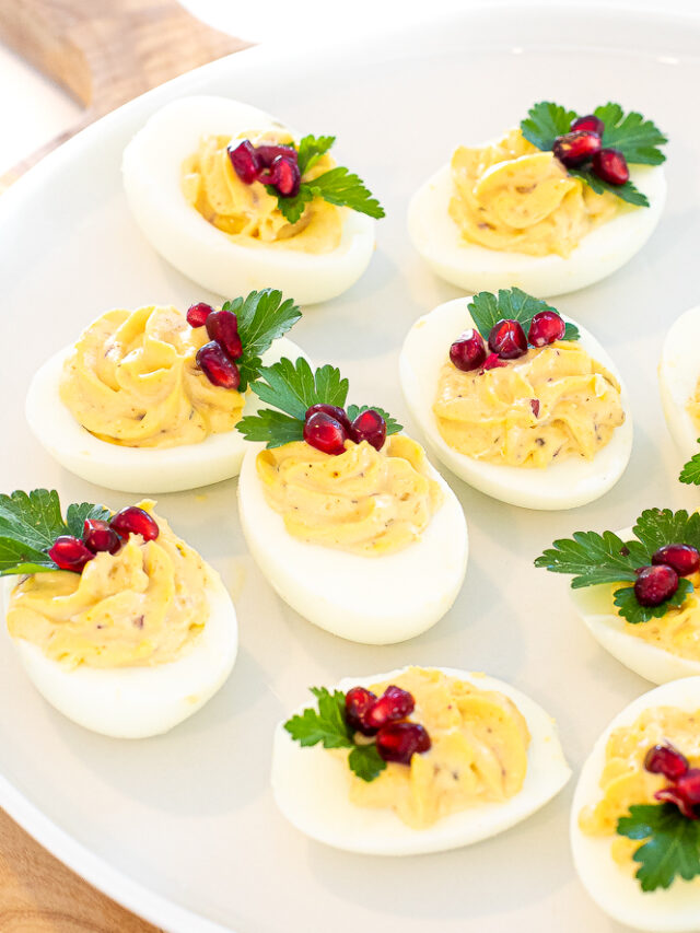 cropped-christmas-deviled-eggs-on-serving-plate.jpg