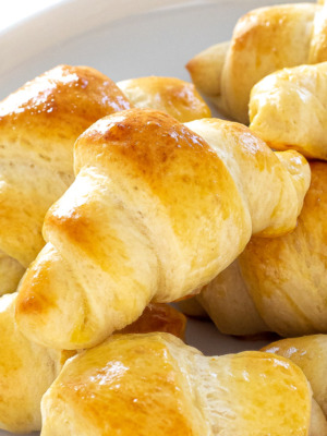 cropped-crescent-rolls-on-white-plate.jpg