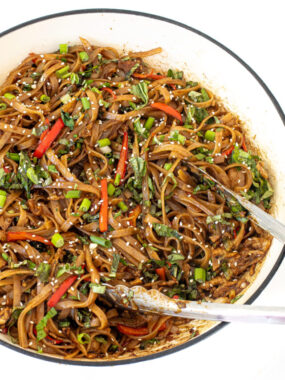 cropped-easy-chicken-drunken-noodles-in-pan.jpg