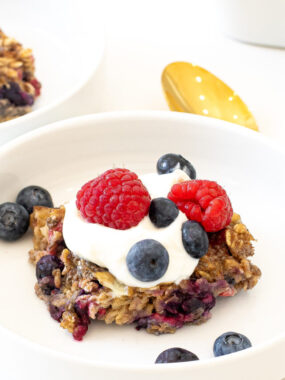 cropped-mixed-berry-baked-oatmeal-on-plate.jpg