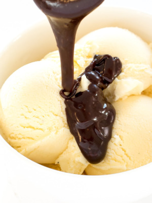 cropped-vanilla-ice-cream-with-homemade-chocolate-sauce.jpg
