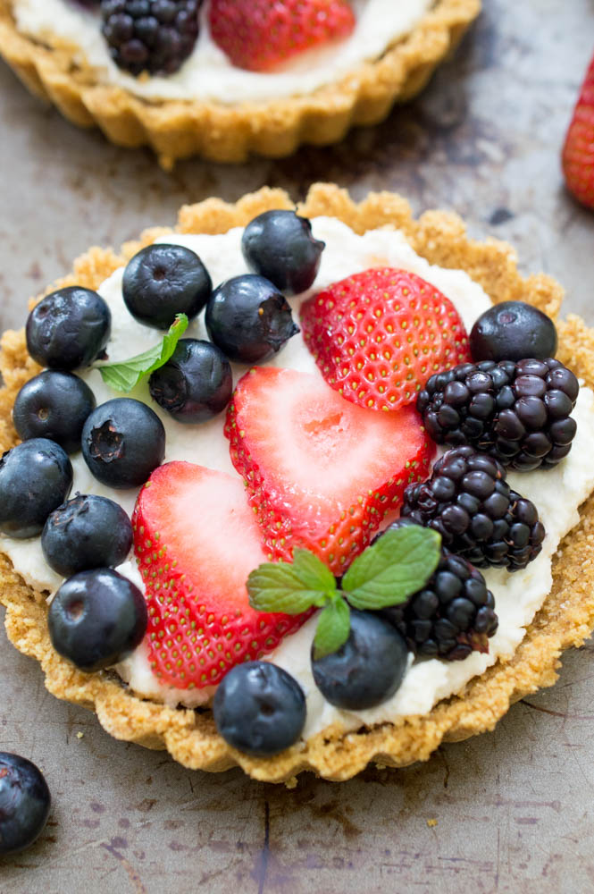 berry tart with mascarpone cream