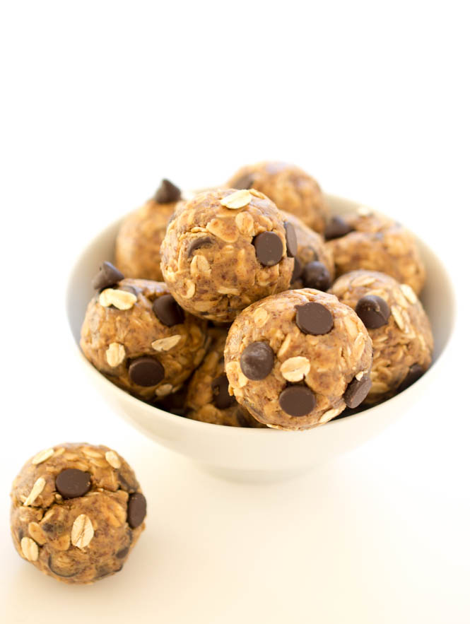 5 Ingredient Peanut Butter Energy Bites | chefsavvy.com #recipe #oats #protein #healthy 