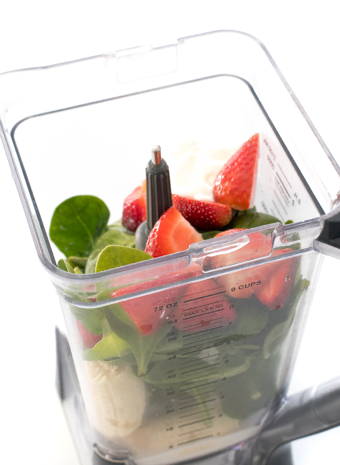 Green smoothie ingredients in a blender | chefsavvy.com berry spinach smoothie ingredients in a blender