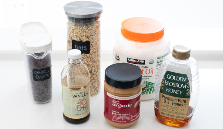 Ingredients needed for no bake peanut butter oat cups. 