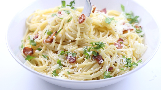 Pasta Carbonara (6 Ingredients!) - Chef Savvy