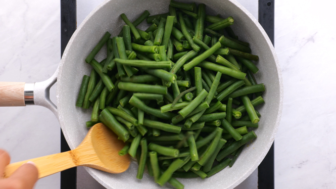 sautéing green beans in skillet