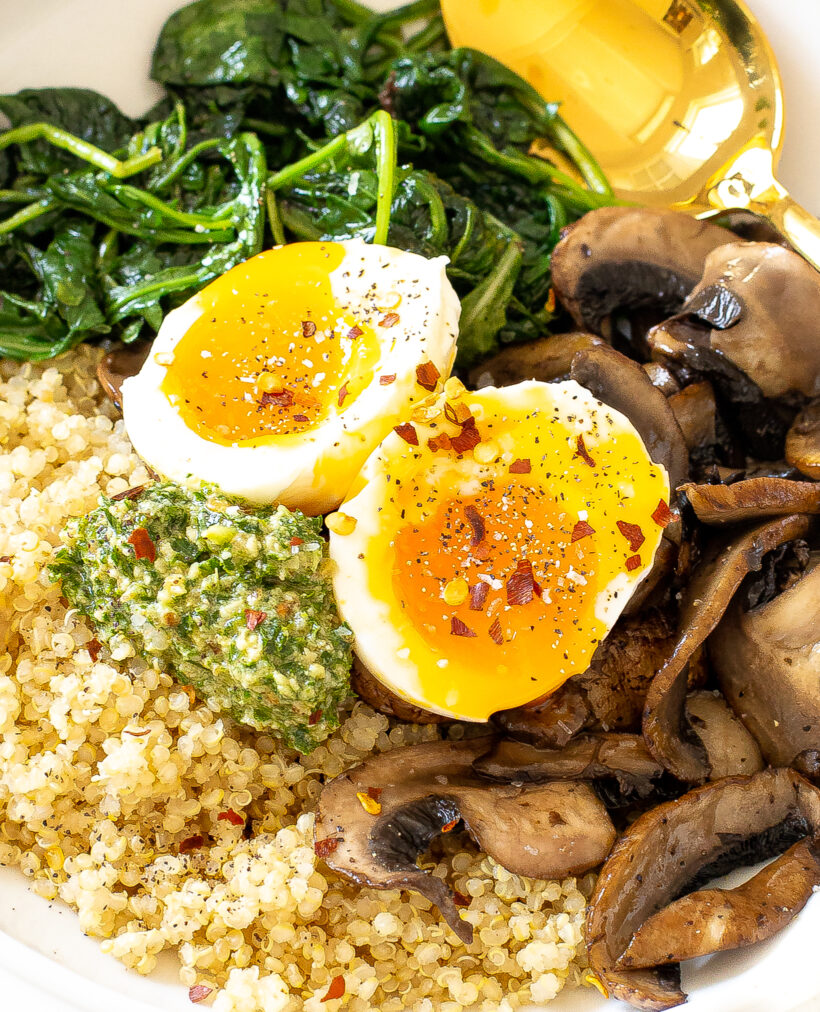 Breakfast bowl with quinoa, egg, spinach, mushrooms and pesto. 