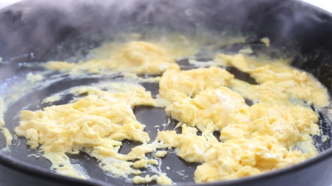 scrambling eggs in cast iron skillet 