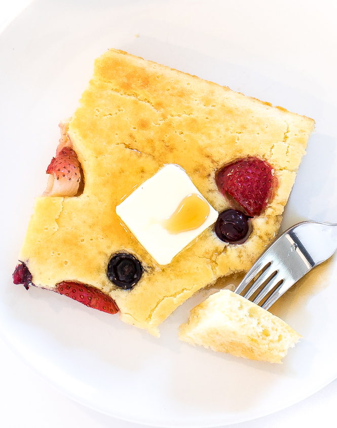 https://chefsavvy.com/wp-content/uploads/sheet-pan-pancakes-with-fruit.jpg