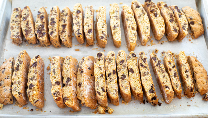 slicing biscotti