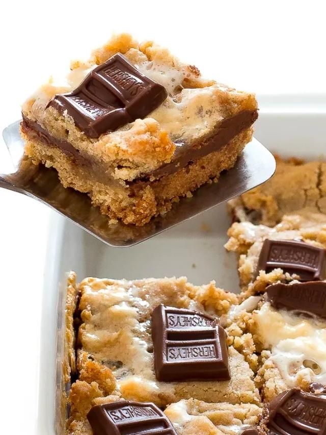 S'mores Bars with Graham Crackers and MarshmallowsS'mores Bars with