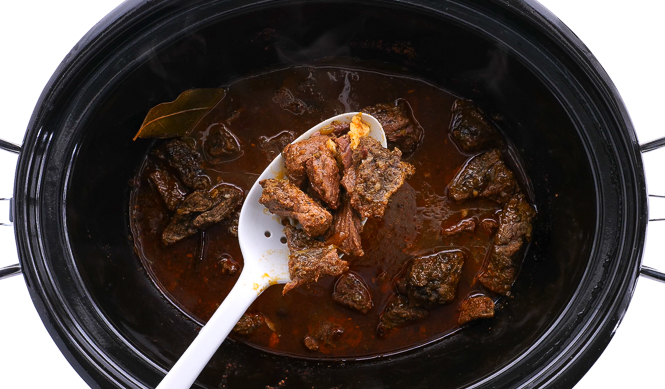 https://chefsavvy.com/wp-content/uploads/spooning-beef-barbacoa-out-of-crockpot.jpg