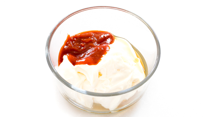 Sriracha, mayonnaise, and sesame oil in a small bowl.