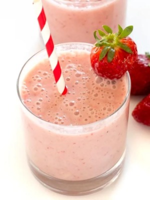 strawberry banana smoothie in glass