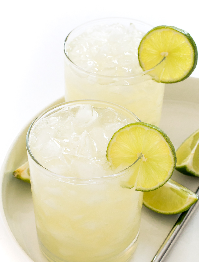 Margaritas with ice on a white serving tray